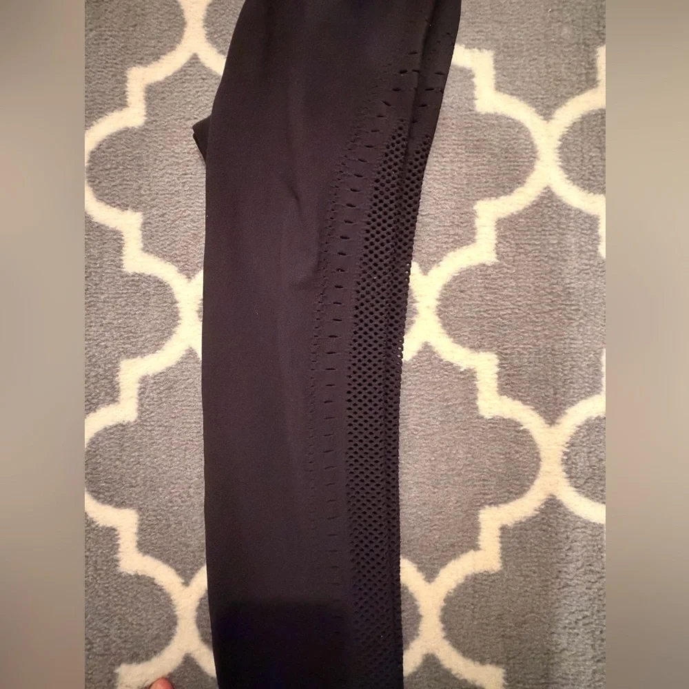 ALO Yoga Black Seamless High Waist Open Air Leggings 7/8 with Cut Out Detail
